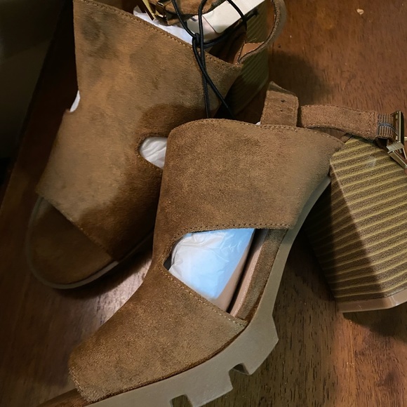 a.n.a. Tan brownish comfy sandal. Size 9M. Gently used.- lowerprice worn 3x. - Picture 4 of 5